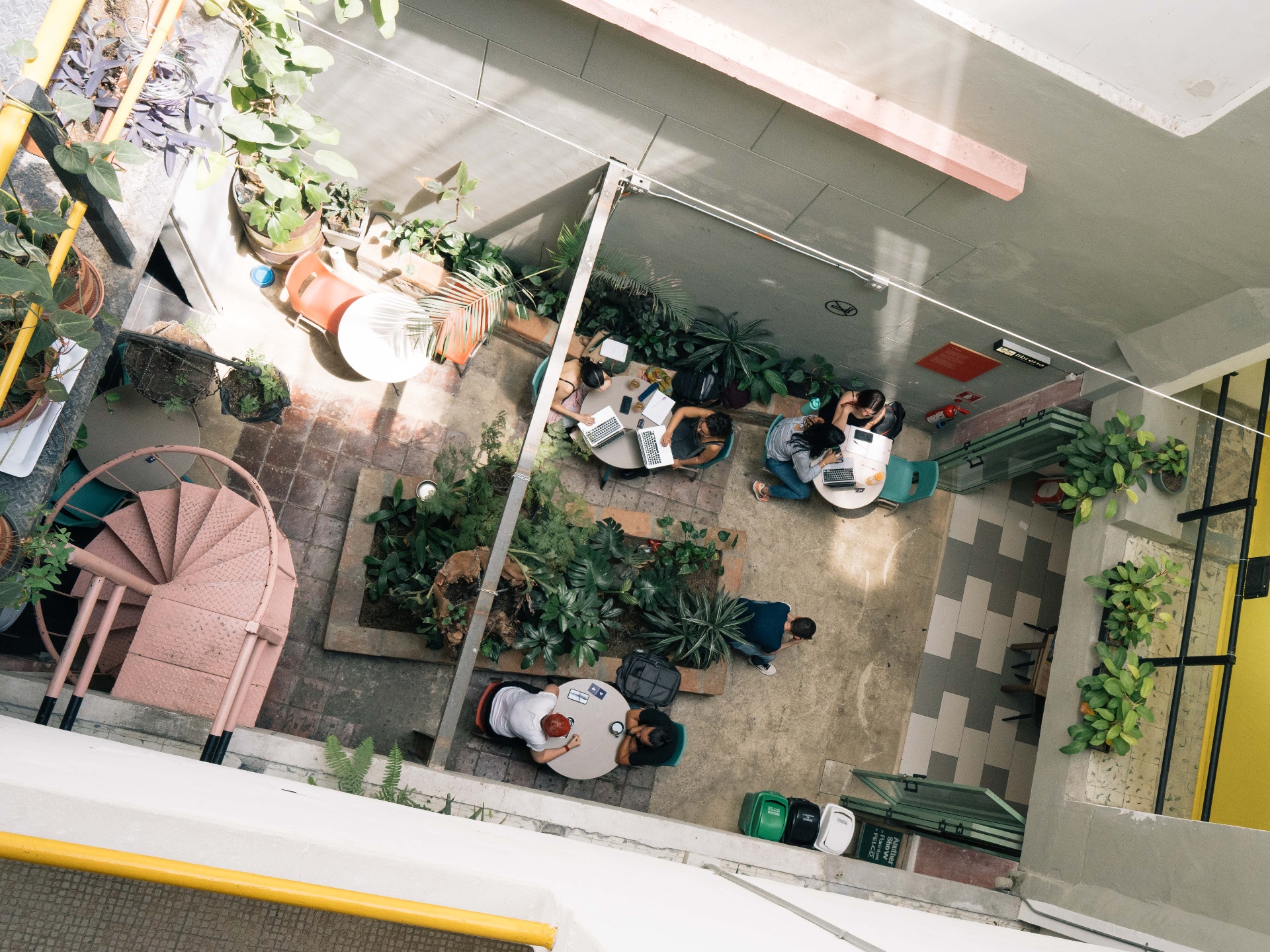 Jardín interior de La Pascasia con público trabajando