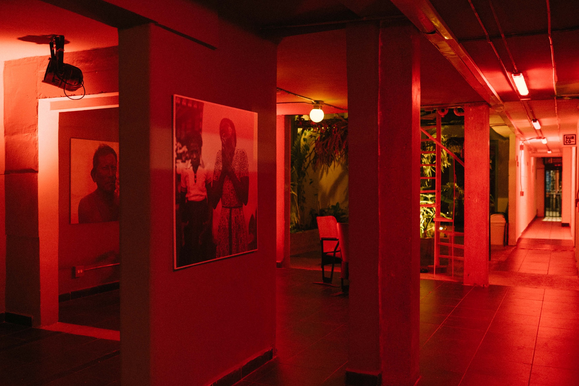 Exposición en pasillo iluminado en rojo