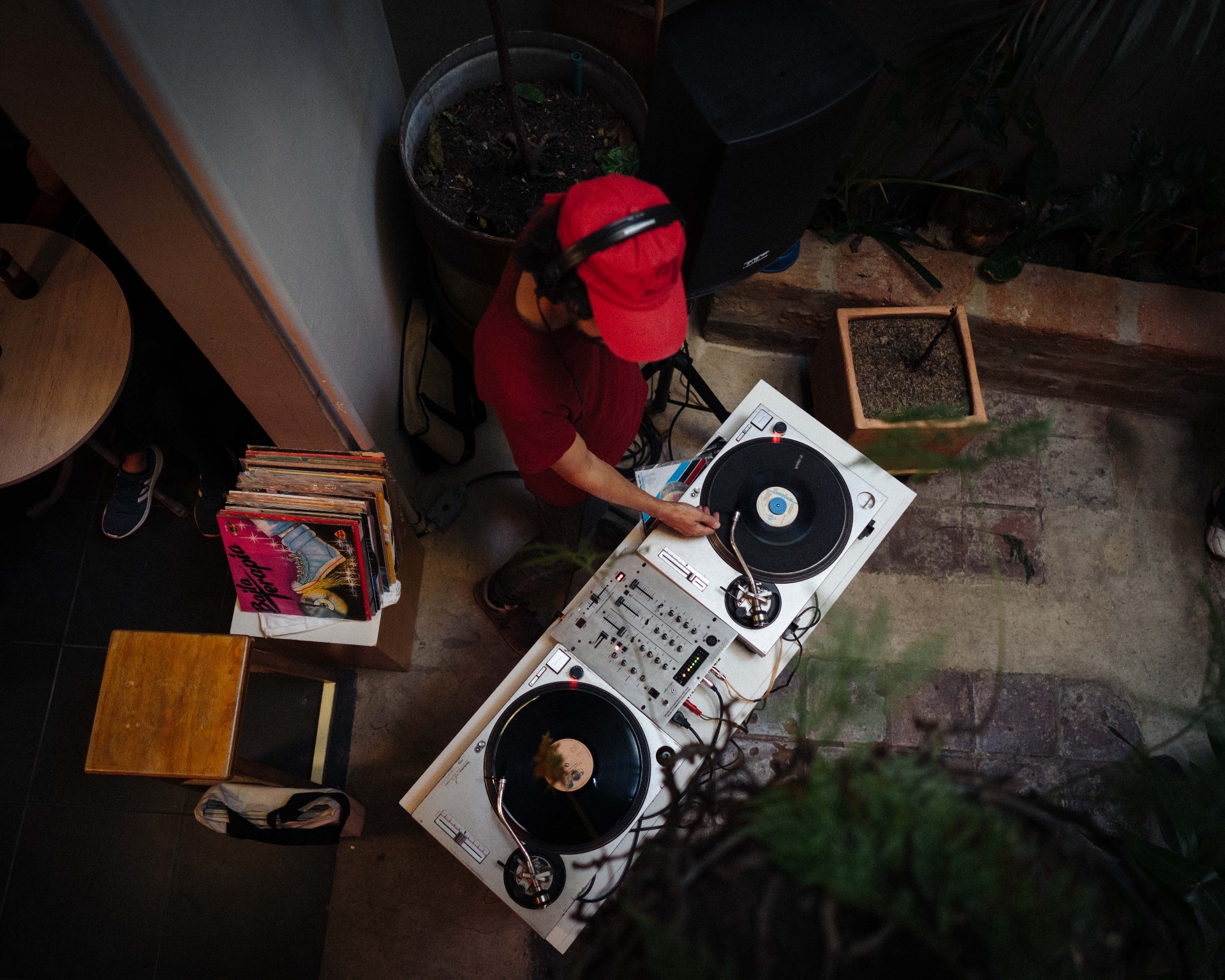 DJ con tornamesas en La Pascasia