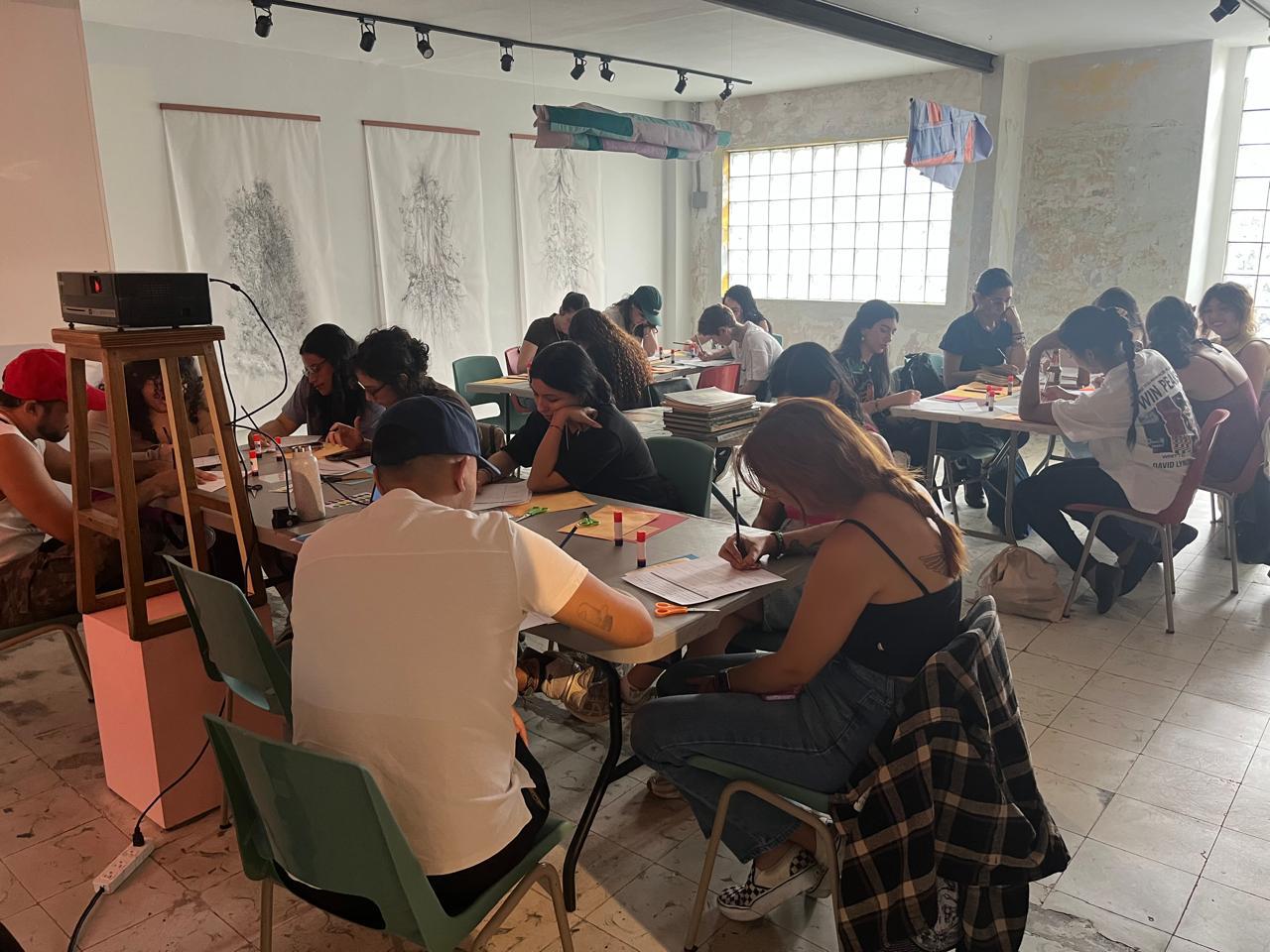 Taller artístico con grupo de participantes